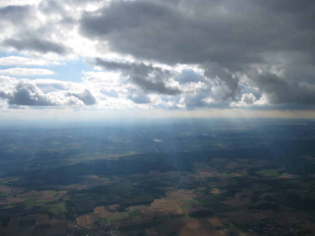 Luftbild Luftaufnahme Sonnenstrahlen